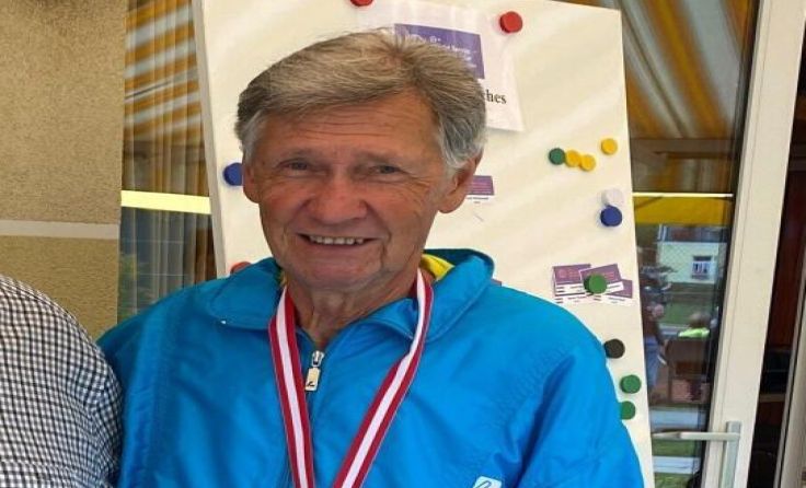 Klaus Kreuzhuber mit Medaille und Turnierleiter Helge Albrecht (Foto: privat)