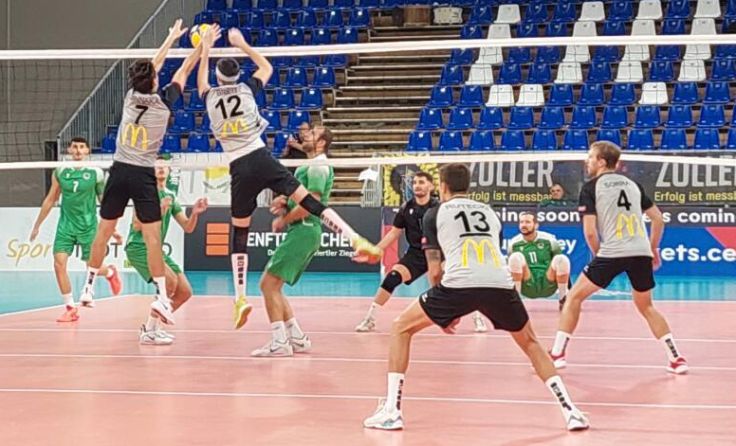 Kampf am Netz: Felix Breit (12) und Borys Shukov (7) (Foto: Tips / Horn)