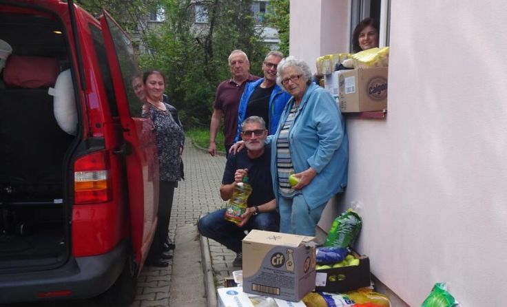 Übergabe der Waren in Temesvarmit (vorne) Obfrau Anneliese Hois und Josef Bauer (Foto: privat)