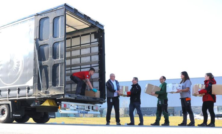 Die FACC-Crew beim Verladen der Spenden (Foto: FACC / Rambossek)