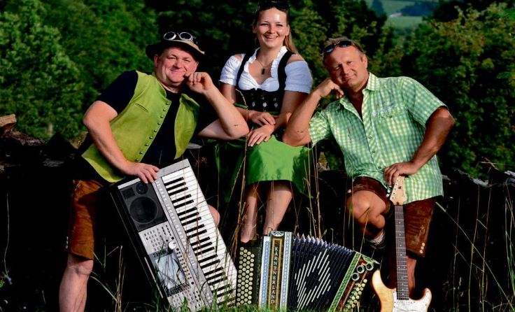 Rechts und links Voigas, dazwischen Bianca (Foto: Voigas Duo)