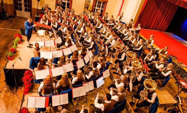 Die Bauernmusikkapelle bei einem Auftritt in der Jahnturnhalle. (Foto: BK Eberschwang)