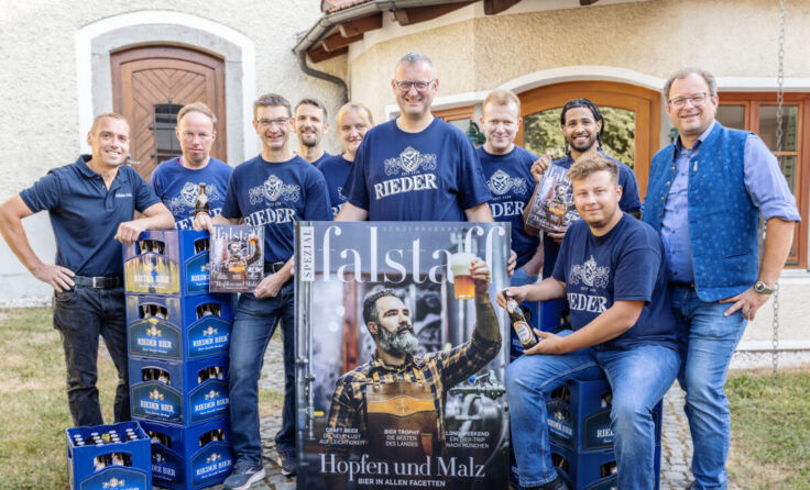 Geschäftsführer Braumeister Josef Niklas mit seinem Brauerteam (Foto: Brauerei Ried)