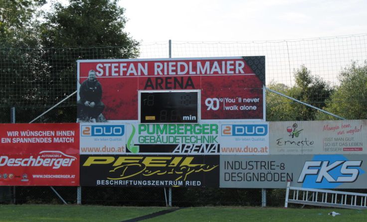 Die Anzeigentafel in der "Stefan Riedlmaier Arena" (Foto: Tips / Horn)