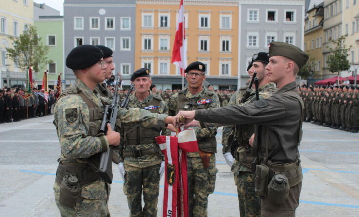 Der Höhepunkt der Feier: Vier ausgewählte Soldaten sprechen den Eid. (Foto: Tips / Horn)
