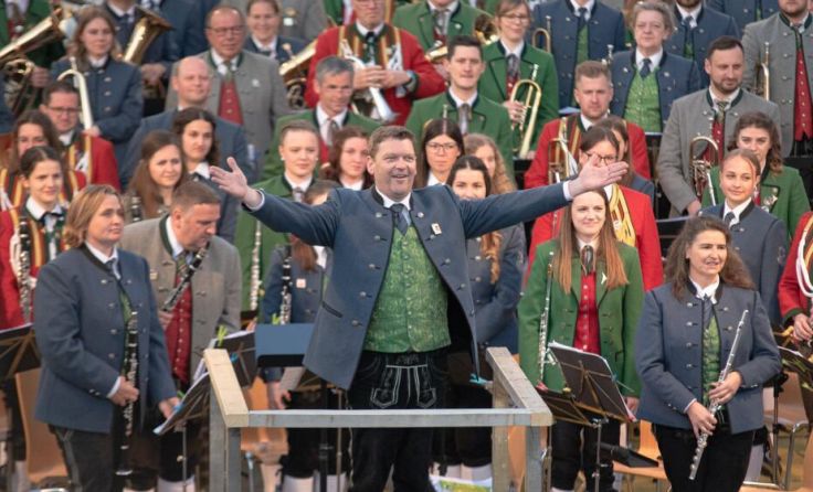 Kapellmeister Martin Burgstaller nimmt den Applaus für seine Kapelle entgegen. (Foto: MMK Mettmach)