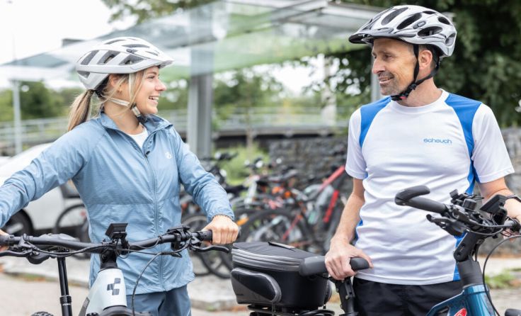 Franziska Danecker und Bernhard Schmidseder fahren geleaste E-Bikes. (Foto: Scheuch/Rambossek)