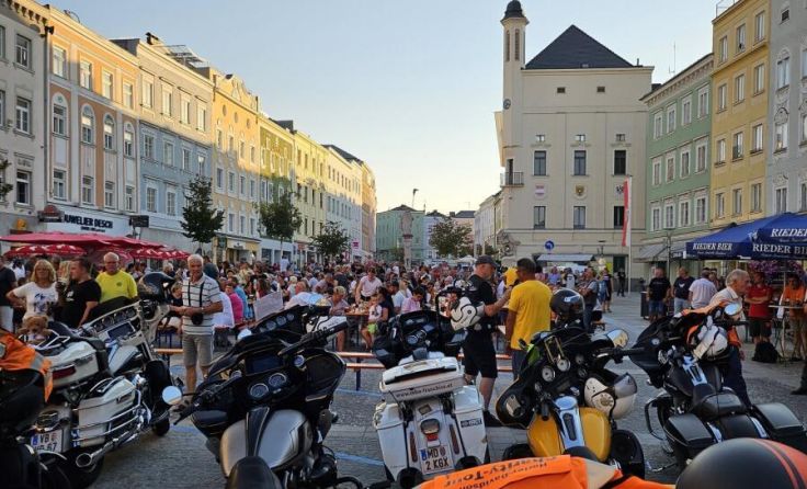 Wie jedes Jahr zogen die Harleys viele interessierte Betrachter an. (Foto: Stefan Schmid)