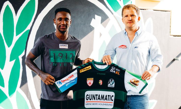 Wilfried Eza mit SVR-Sportdirektor Wolfgang Fiala (Foto: Aixpix)