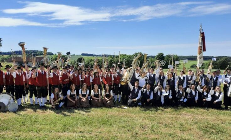 Die Ortsmusik St. Marienkirchen (rot) und ihre Patenkapelle aus Benzingen (Foto: Ortsmusik)