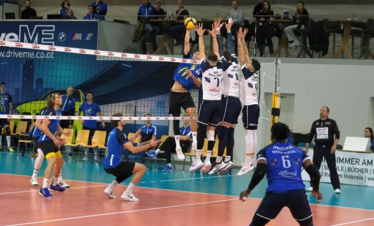 Der Rieder Zhukov bei einem Angriff gegen den Tiroler Block (Foto: Strasser)