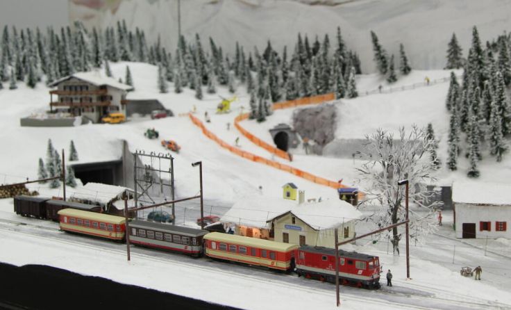 Die Anlage stellt eine gebirgige Winterlandschaft dar. (Foto: Modellbahnclub)