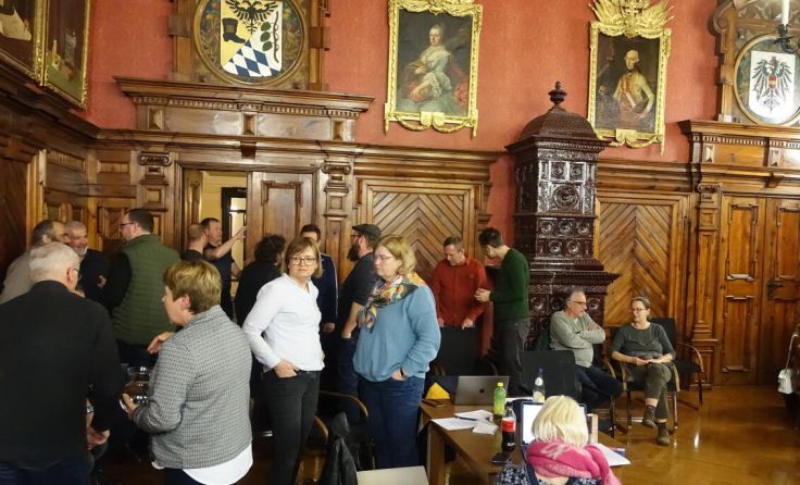 In der Sitzungspause wurde auch unter den Zuhörern lebhaft diskutiert. (Foto: Tips / Horn)