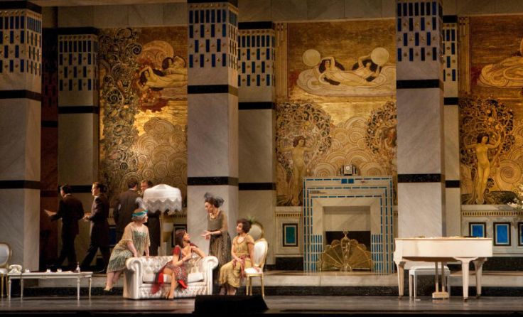 Art-Deco-Szenenbild aus „La Rondine“ (Foto: Ken Howard / Metropolitan Opera)