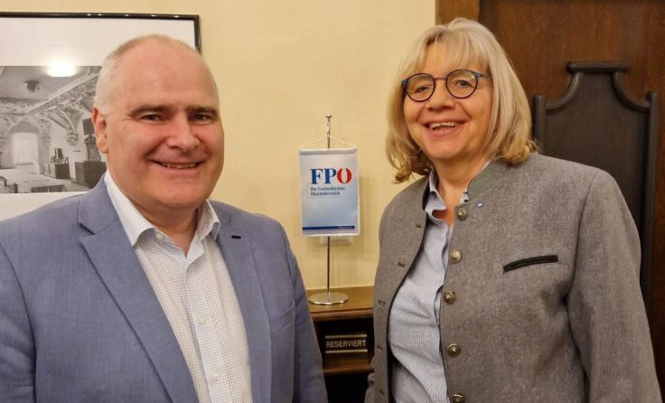 Bezirksparteiobmann Thomas Dim gratulierte der neu gewählten Obfrau Bettina Trost. (Foto: FPÖ)