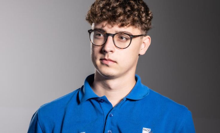 Ionel Mayerhofer hat die Ausbildung zum Prozesstechniker bei FACC abgeschlossen. (Foto: Rambossek)