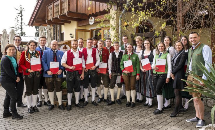 Die Urkunden wurden beim Mostbauern in Weilbach verliehen. (Foto: Sandra Esterer)