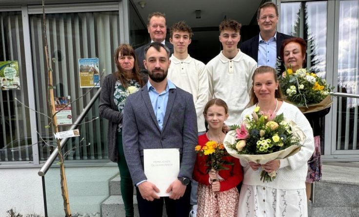Hochzeitspaare in Lambrechten erhalten einen Obstbaum. (Foto: Gemeinde Lambrechten)