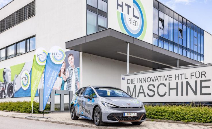 Die HTL Ried erhält ein E-Auto von Scheuch für Forschungszwecke. (Foto: Scheuch)