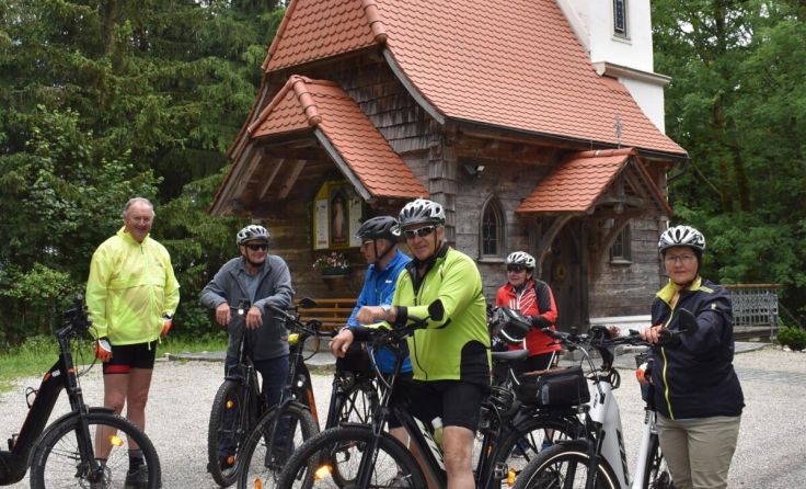 Rast bei der Fruhstorfer-Kapelle am Herndlberg in Lohnsburg (Foto: Seniorenbund Ried)