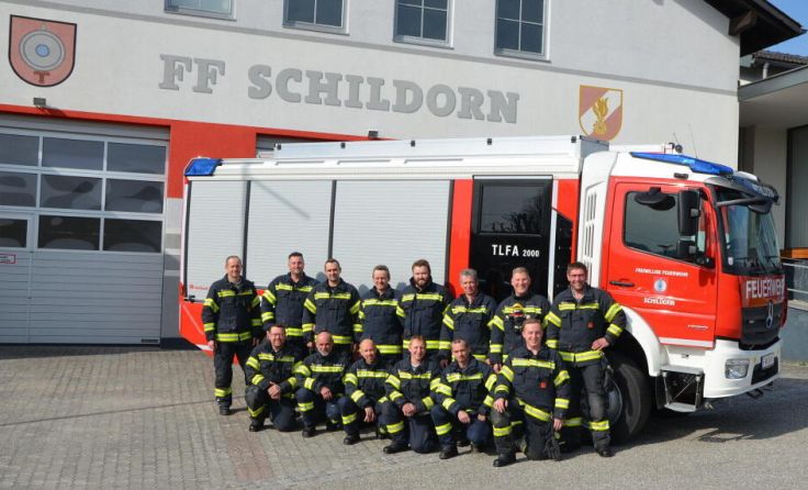 Das neue Einsatzfahrzeug wird gesegnet. (Foto: FF Schildorn)