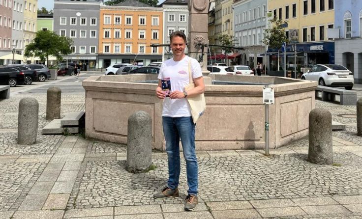 Rainer Hable vor dem Dietmarbrunnen (Foto: NEOS OÖ)