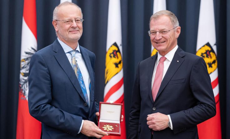 OA Markus Leher (l.) wurde von LH Thomas Stelzer ausgezeichnet. (Foto: Land OÖ / Antonio Bayer)