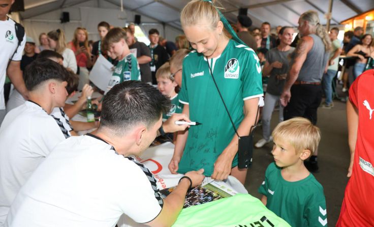 Zum Saisonstart geben die SVR-Kicker wieder Autogramme. (Foto: SVR / Schröckelsberger)