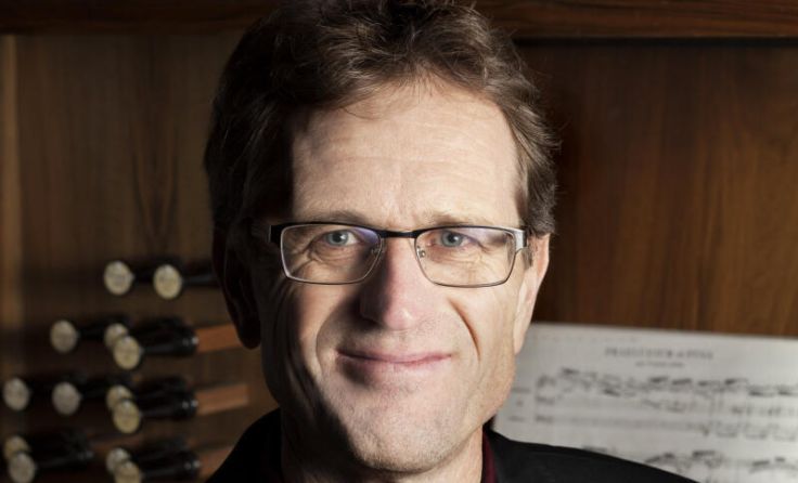 Bernhard Schneider gibt ein Orgelkonzert in der Stadtpfarrkirche. (Foto: Maria Katzberger)
