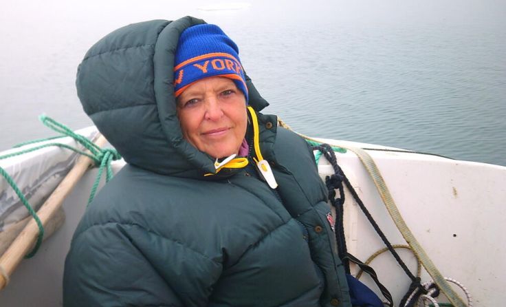 Verena Traeger im Inglefield-Fjord vor Qaanaaq, Nordgrönland, 2023 (Foto: Ramona Schnekenburger)