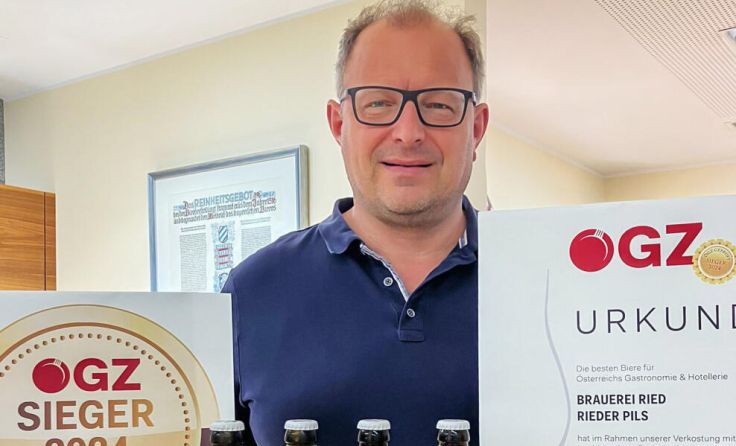 Braumeister Josef Niklas präsentiert das ausgezeichnete Bier. (Foto: Brauerei Ried)