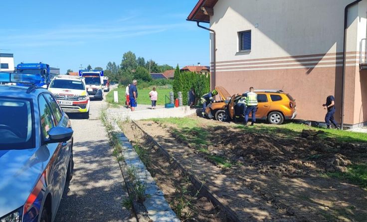 Das Auto wurde von der Mauer gebremst. (Foto: FF Neuhofen)
