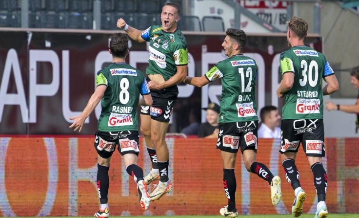 Fabian Wohlmuth (in der Luft) spielt gegen seinen ex-Klub. (Foto: GEPA pictures / Christian Moser)