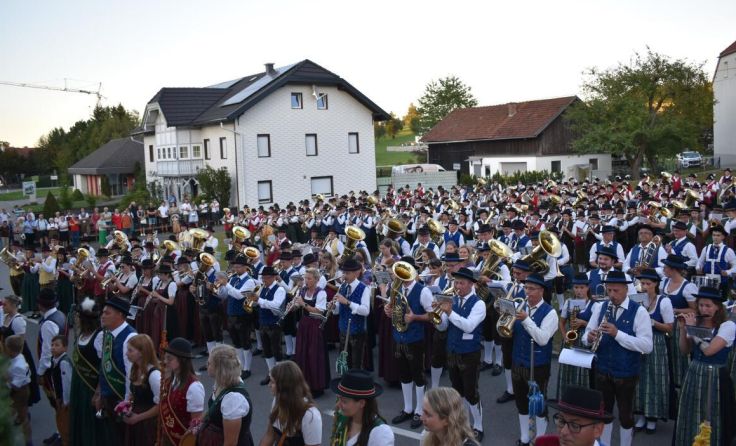Beim Festakt spielten 15 Kapellen gemeinsam einen Marsch. (Foto: MV Senftenbach)