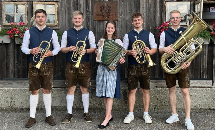 Die Ebersburger Tanzlmusi spielt auf. (Foto: Christoph Knirzinger)