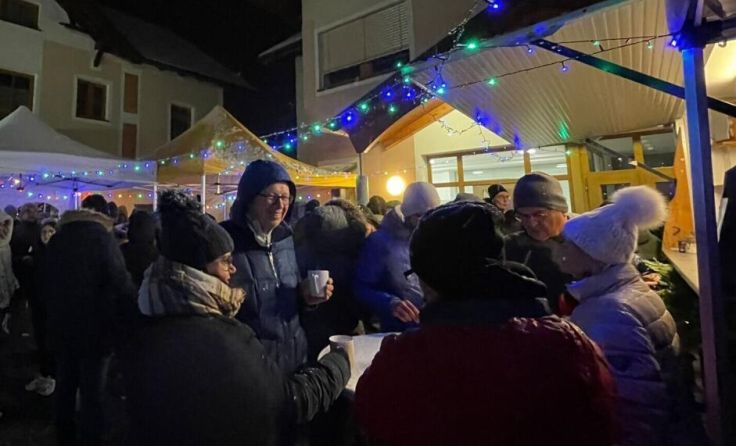 Die Beleuchtung des Christbaums wird um 19 Uhr eingeschaltet. (Foto: Christoph Regl)
