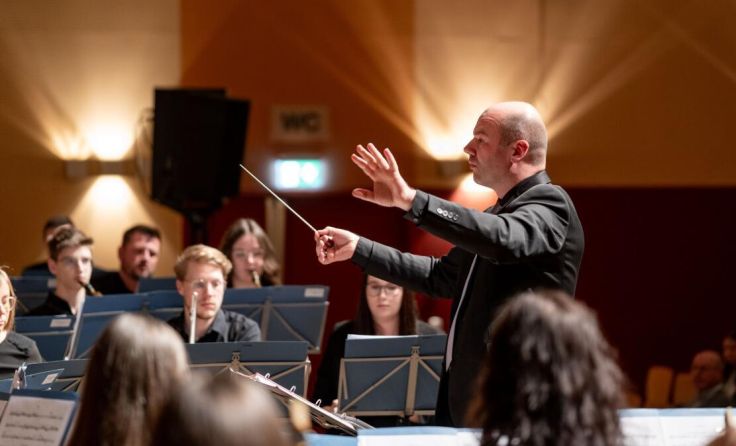 Stefan Spieler leitete das Konzert. (Foto: Sandra Esterer Fotodesign)