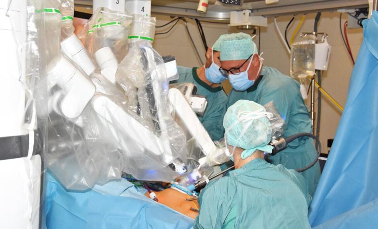 Ein gut trainiertes Team nimmt die Eingriffe mit Hilfe des DaVinci Systems vor. (Foto: KH BHS Ried)