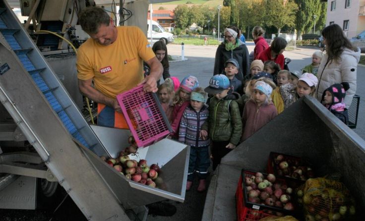 Das Saftpressen ist nicht nur für Kinder ein interessanter Vorgang. (Foto: Hartl)