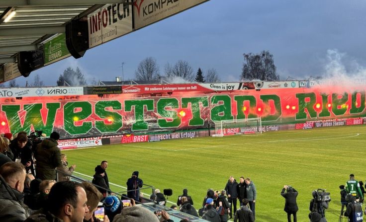 Starke Choreo auf der Westtribüne vor dem Anpfiff (Foto: Horn)