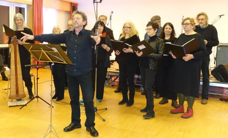 Der „Demokratische Chor Braunau“ schmetterte Arbeiterlieder. (Foto: Horn)