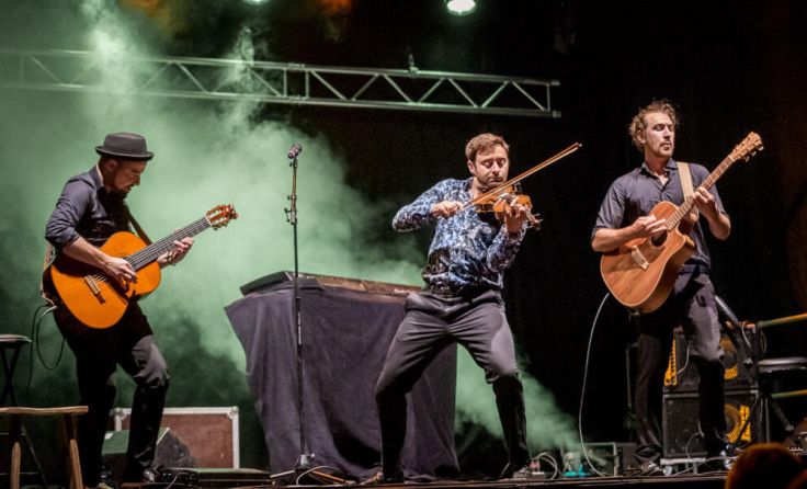 Drei Musiker, zwei Gitarren, eine Geige: Cobario (Foto: Manuela Fuchs)
