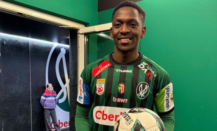 Kingstone Mutandwa mit dem Matchball, den er als dreifacher Torschütze behalten darf. (Foto: Horn)