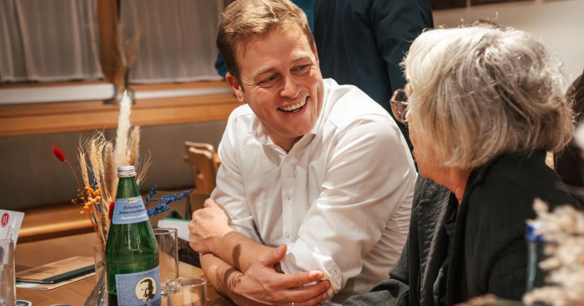 Provincial Councillor Stefan Kaineder discusses in Neuhofen
