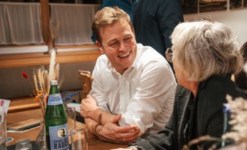 Landesrat Stefan Kaineder diskutiert in Neuhofen