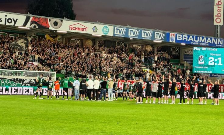 Eine letzte Feier vor der Westtribüne für das Rieder Trainerteam (Foto: Horn)