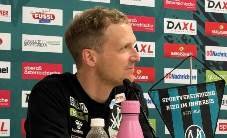SVR-Trainer Maximilian Senft bei seiner letzten Pressekonferenz in Ried. (Foto: Horn)