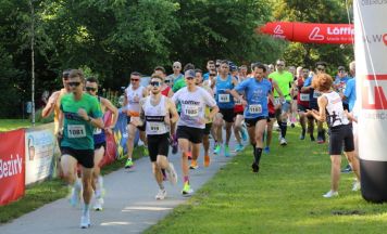 Zweier-Teams laufen im Rieder Stadtpark