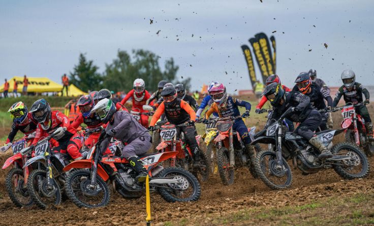 Nach dem Start wird's auf der Strecke in Mehrnbach eng. (Foto: 22.pictures)