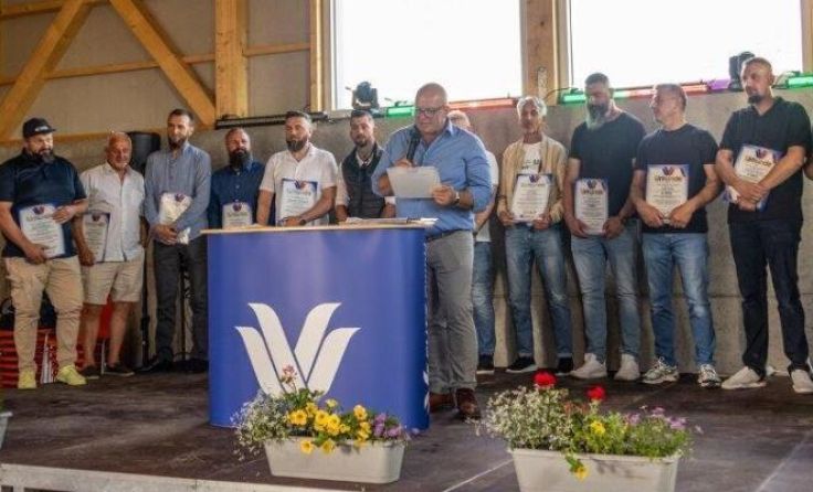 Firmenchef Karl Weibold mit geehrten Mitarbeitern (Foto: Pixel.Gmbh)
